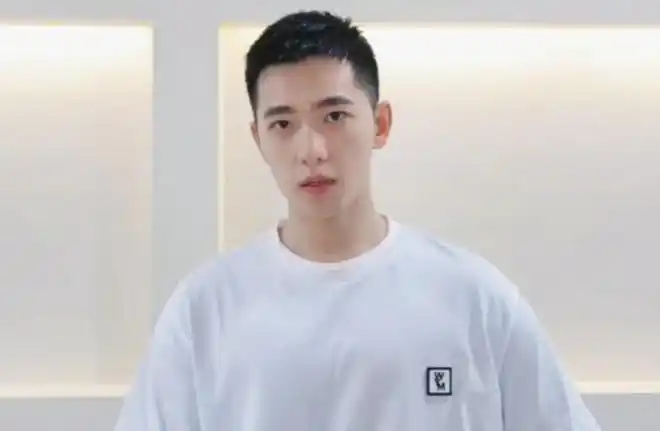 杨洋近日亮相活动现场,本来杨洋是一头的帅气碎发发型,但是现在确实一