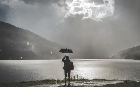 一个男人孤独淋雨伤感背影