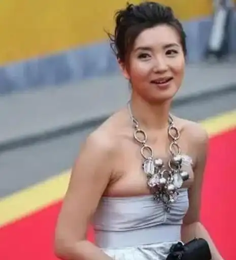 紧身衣服没穿对多丢人?刘涛扣子崩开,柳岩特别土,金晨变小肚婆