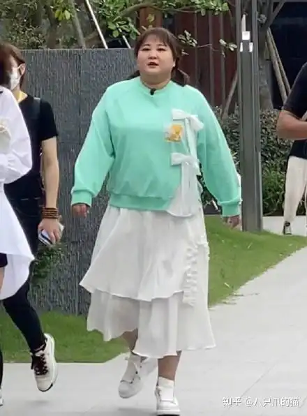 贾玲的体重总算"刹车"了,修身版唐装也敢穿出来,成胖女孩榜样