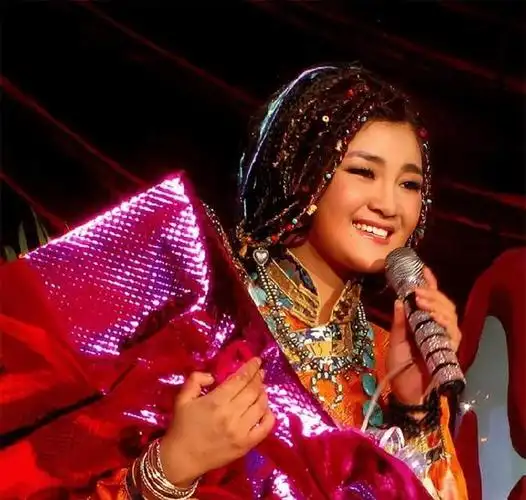 女中音降央卓玛曾疯狂倒追丈夫婚后为爱改掉暴脾气做小女人