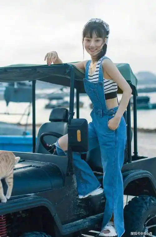 李小璐穿上紫色针织衫,配着超短裤,展现出了性感的身材曲线-爱读书