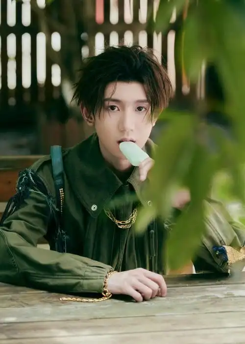 王源《明日创作计划》造型look  绿色工装搭配锡纸烫卷发,妥妥的闪种