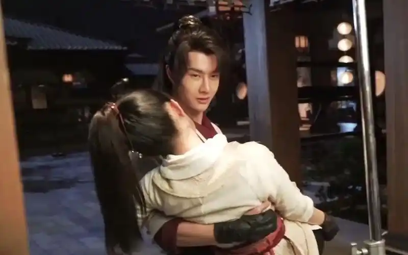 王一博公主抱赵丽颖花絮,谢允花式抱周翡,谢允:(怎么样)我不怎么样(强