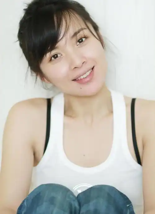 虽然不一定亲自登台表演,李佳依然希望通过其他途径为电影事业贡献