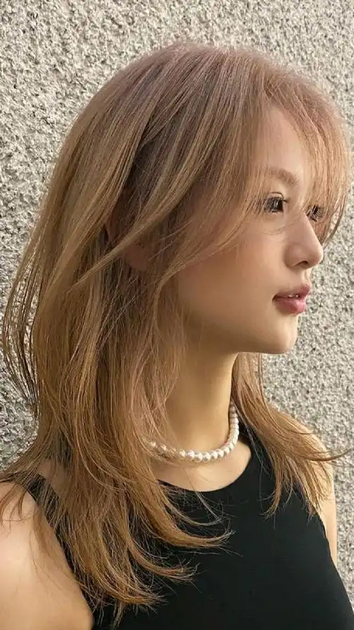 染个奶茶色吧今年很火的头发颜色洋气显白又时髦