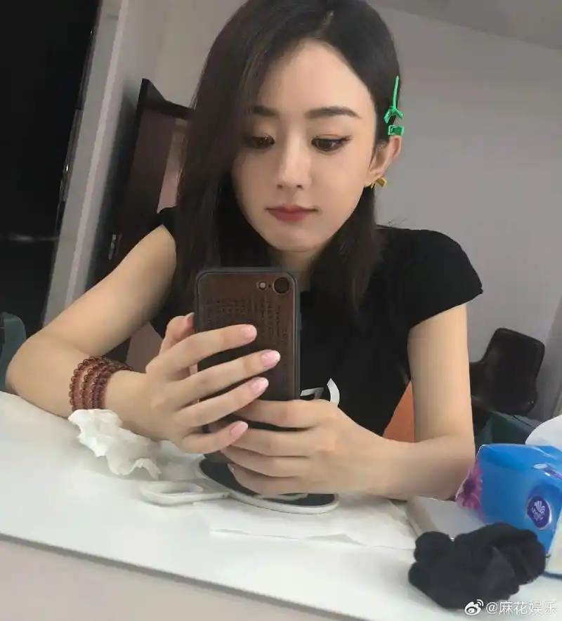 这里有几张赵丽颖的自拍请查收!#赵丽颖 - 抖音