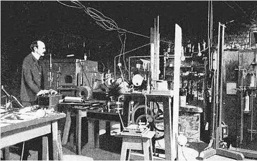 实验室的成立,是因为牛顿力学和数学的传统大学理科教育体制与19世纪