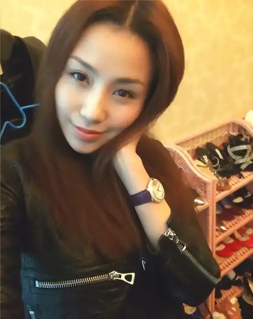 石洋子:22岁嫁43岁吴启华,离婚后依旧被他当成女儿宠着