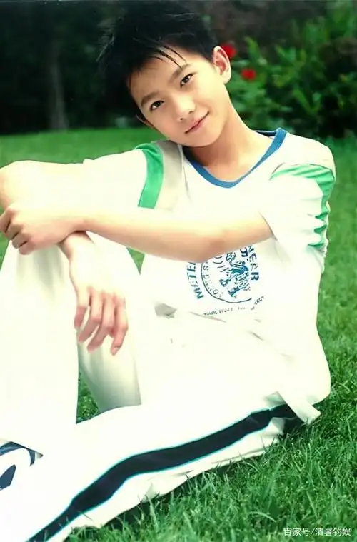 杨洋毕业照和小时候照片曝光,惊艳众人,军艺校草是真的好看啊!