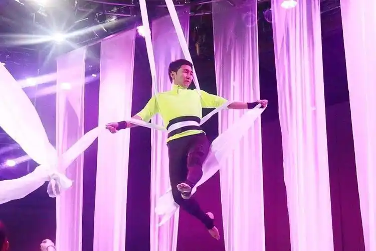 何洁化身性感小野猫 沙宝亮带伤绸吊欲退赛 《梦工厂2》今晚见