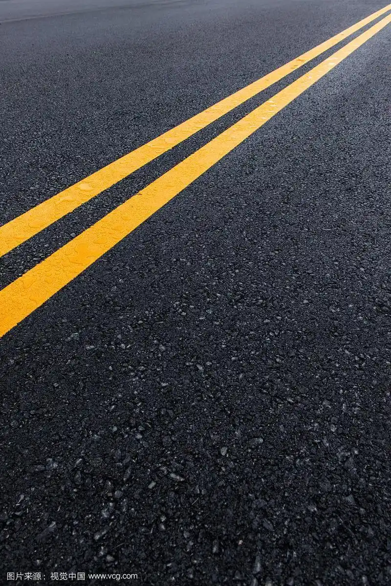 雨后的沥青路面