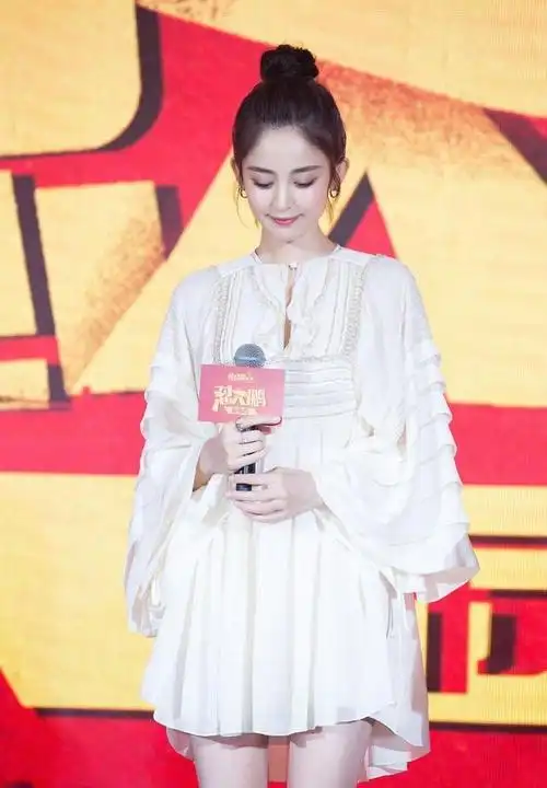 早前在《花儿与少年3》之中称体重的时候,娜扎就惊叹自己长胖了不少