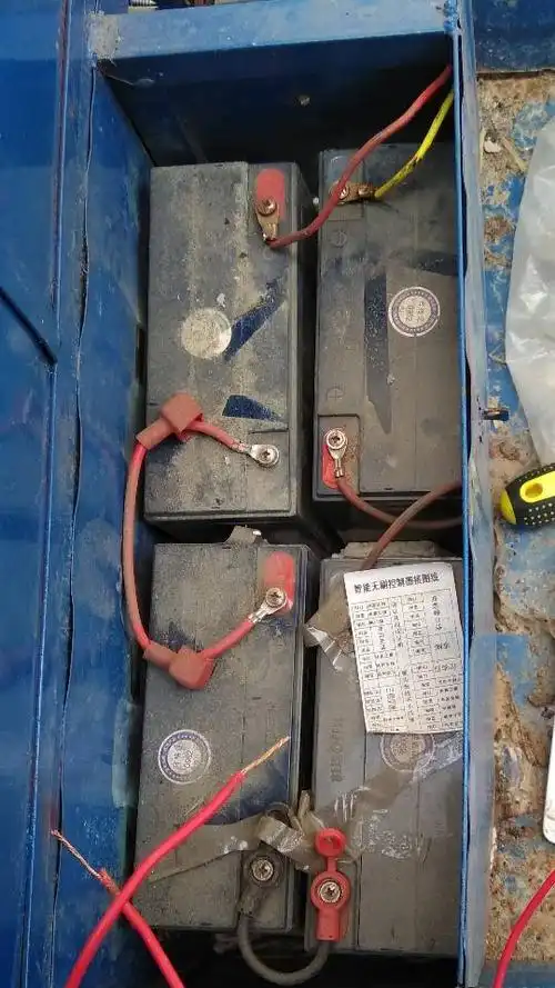 我想把四块电池的连接线拆了,有什么要注意的,螺丝刀是绝缘的吗