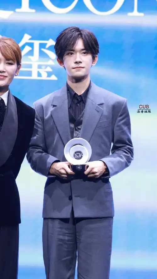 易烊千玺黑色皮内搭##易烊千玺又出发了