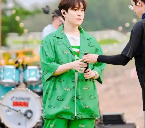 尤长靖又胖了?穿绿色套装小脸肥嘟嘟,网友:男孩子胖一点才可爱