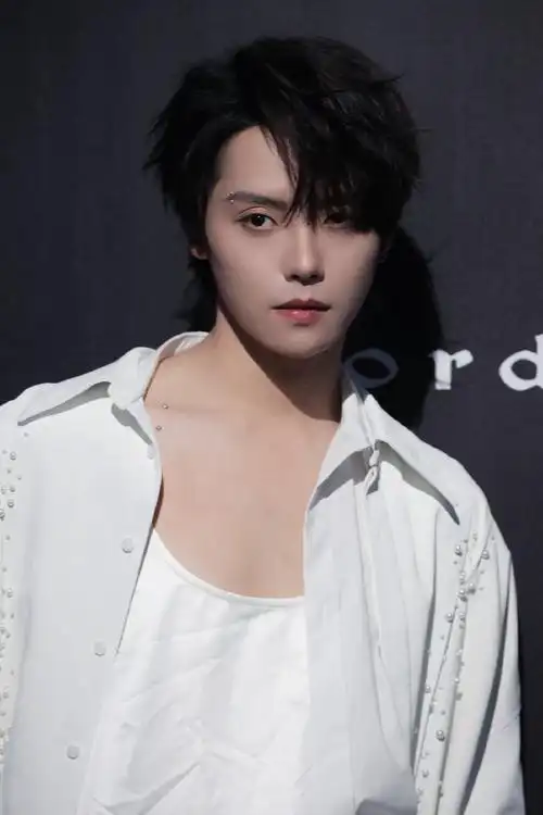 肖宇梁超话    @肖宇梁rainco上海时装周解锁新造型