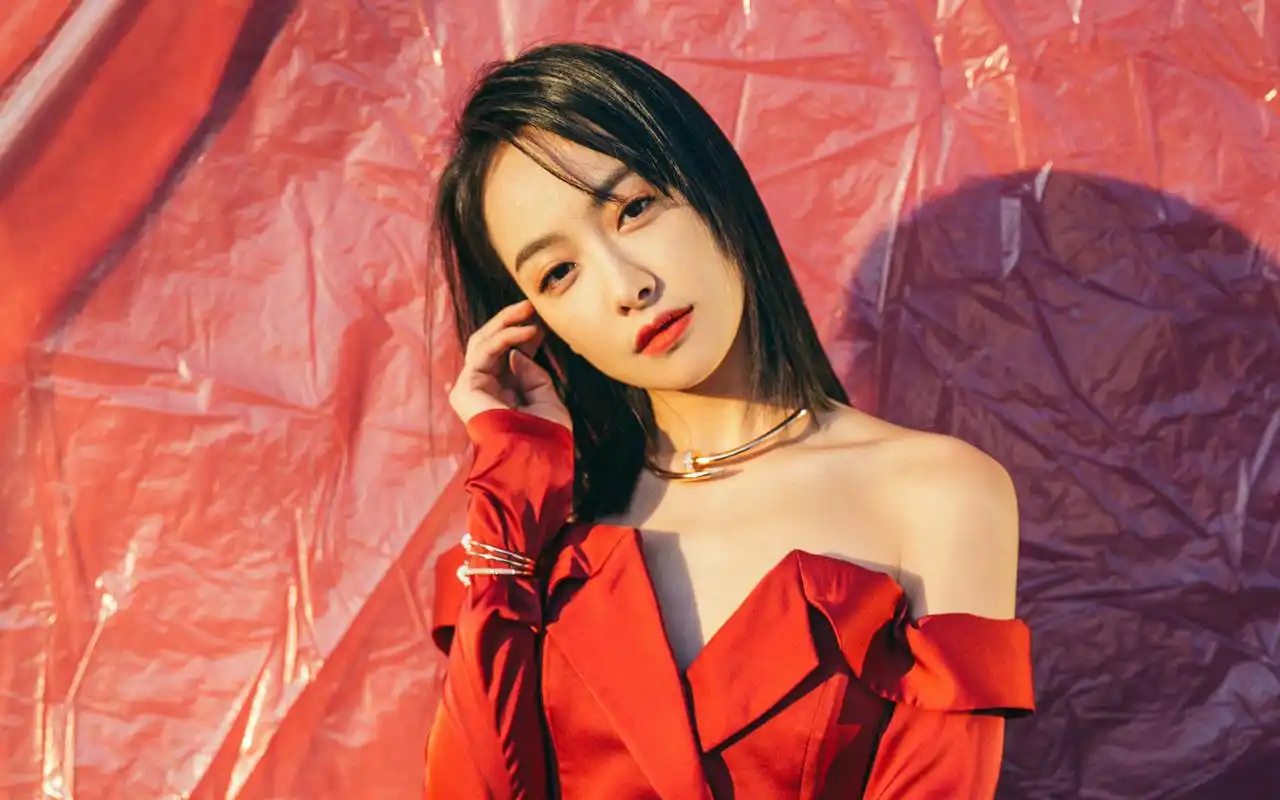 宋茜抹胸裙优雅性感写真桌面壁纸