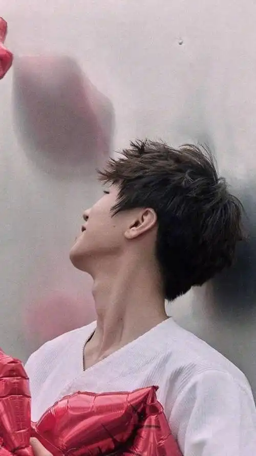 王俊凯性感喉结杀 这个男人太迷人