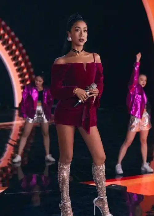 41岁秦海璐不要优雅要霸气,穿鱼鳞装内搭"蝉翼"吊带,脏辫超a_裙子