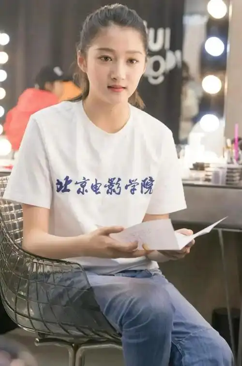 国民闺女关晓彤,素颜实拍!