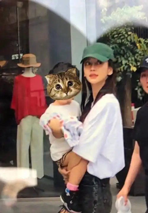 杨颖过35岁生日难得发了跟小海绵的合影虽然眼睛被墨镜遮到