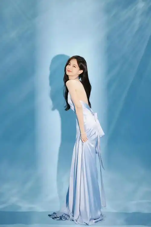 李一桐丝绸蓝裙太美了