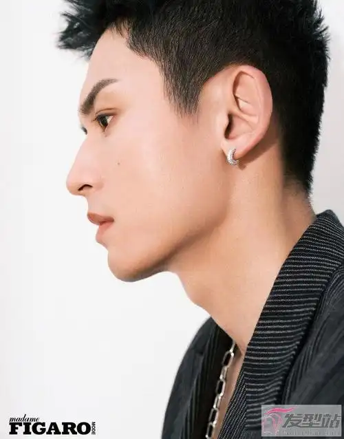 侧脸杀,性感的喉结,张哲瀚这张戴耳环的造型也太帅太有型了吧,尽显