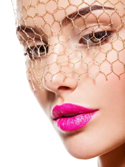 带着面纱的美女