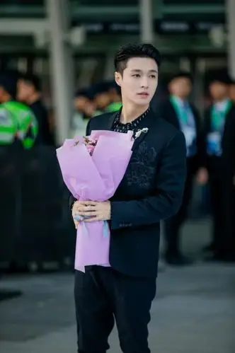 别人穿衣看天气,张艺兴穿衣看发色,与驼色大衣搭配好出彩!