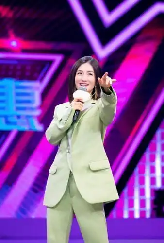 谢娜确定主持节目新平台,一身西装走正经风格,争做第二董卿?