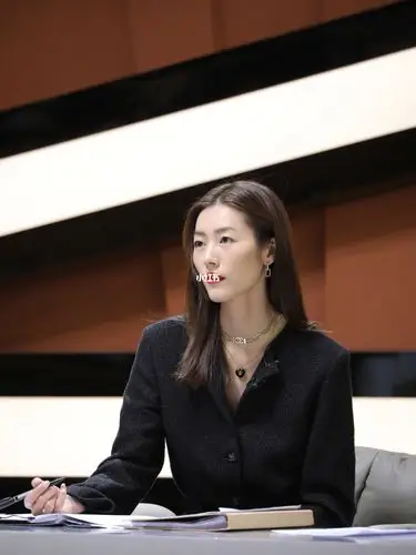 参加综艺《妈妈你真好看》首场亮相的刘雯 ,身穿chanel 2021