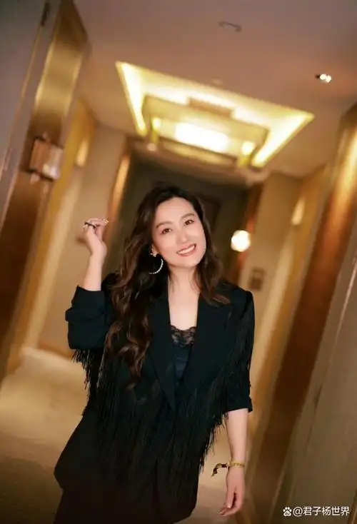 谭晶荣获年度女性公益力量,全白服饰出席活动,高贵大方气质迷人