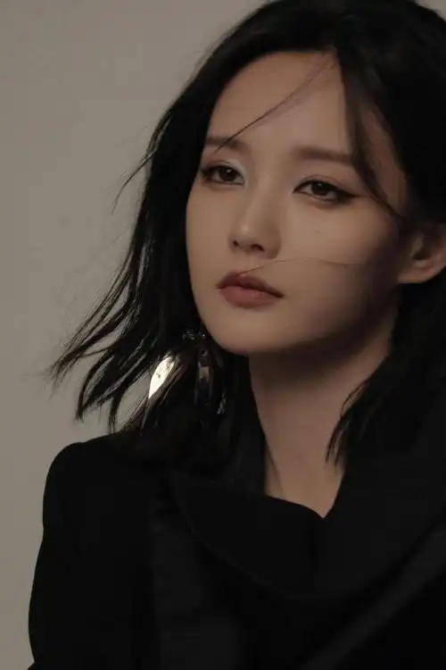 李一桐‖ 李一桐的最新杂志大片来啦,这个风格好特别啊