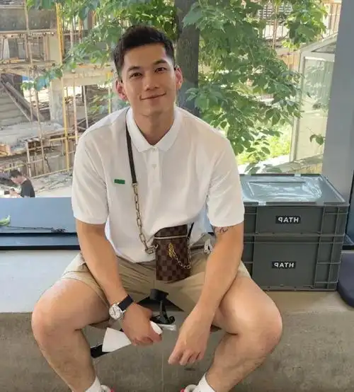 五官很立体,干净有男人味