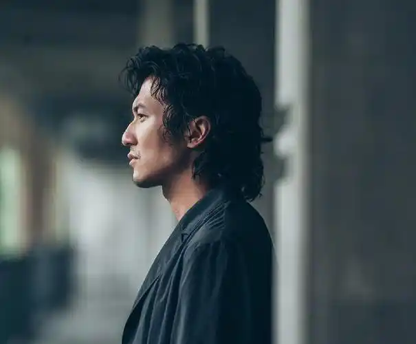 当谢霆锋烫了步惊云的泡面头发生惊人变化意外撞脸小栗旬