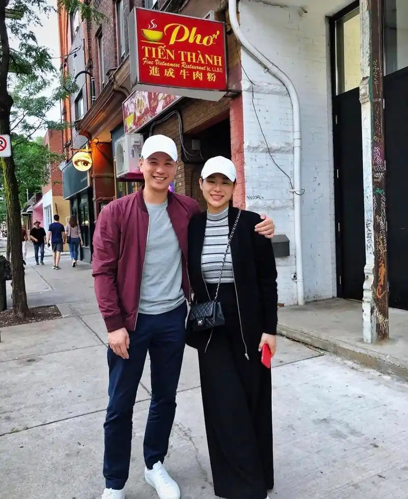 原创胡杏儿产二胎后瘦身成功,与丈夫出国旅游,同框超有夫妻相