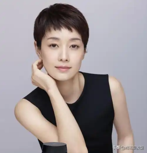 国字脸发型,40岁国字脸的女人做什么发型既减龄又时尚