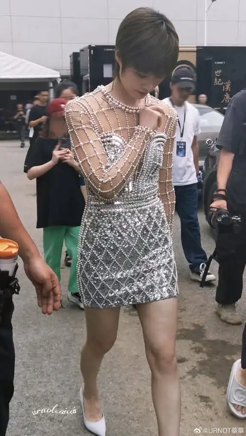 央视818晚会全阵容##李宇春珍珠网短裙##李宇春珍珠镂空裙##李宇春新