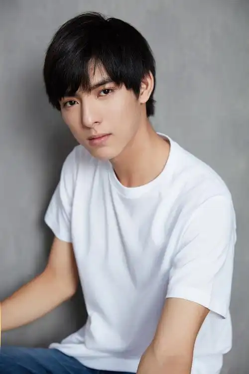 王皓轩白衣写真简约大方 阳光男孩与冷峻少年的反差cut-娱乐频道