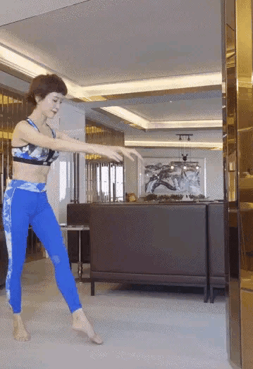 45岁的女星金巧巧晒一字马健身照不像生过两个小孩的人