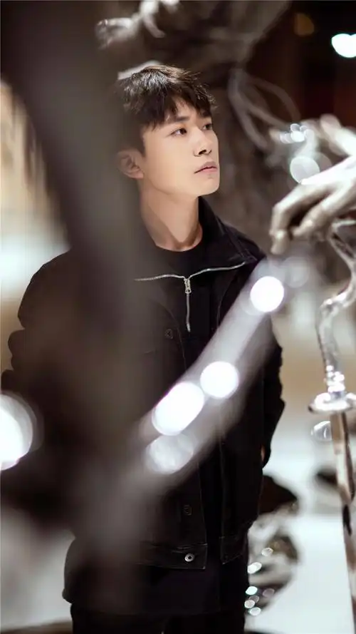 易烊千玺帅气写真手机壁纸