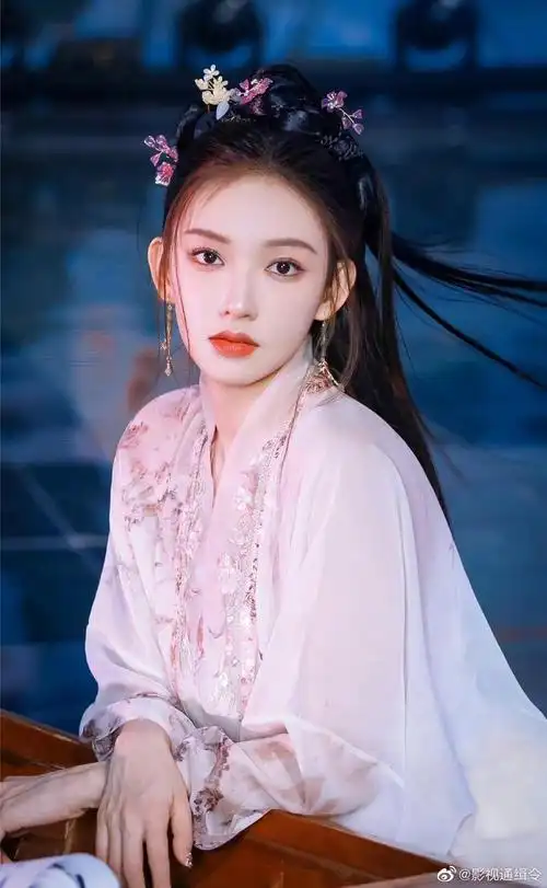 程潇的古风写真,把刘海撩上去也很好看哎__财经头条