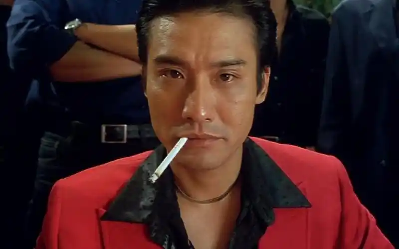 梁家辉不愧是实力派影帝,抽根烟都如此的霸气