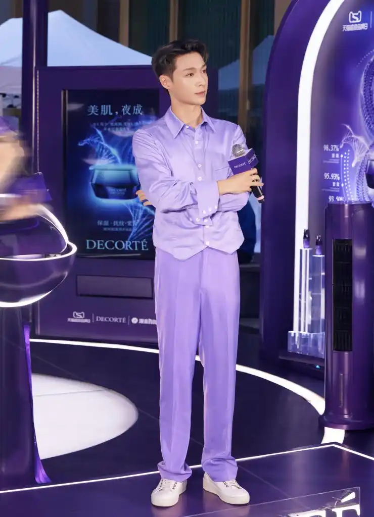 张艺兴发布紫色衬衫造型写真 儒雅帅气似贵公子