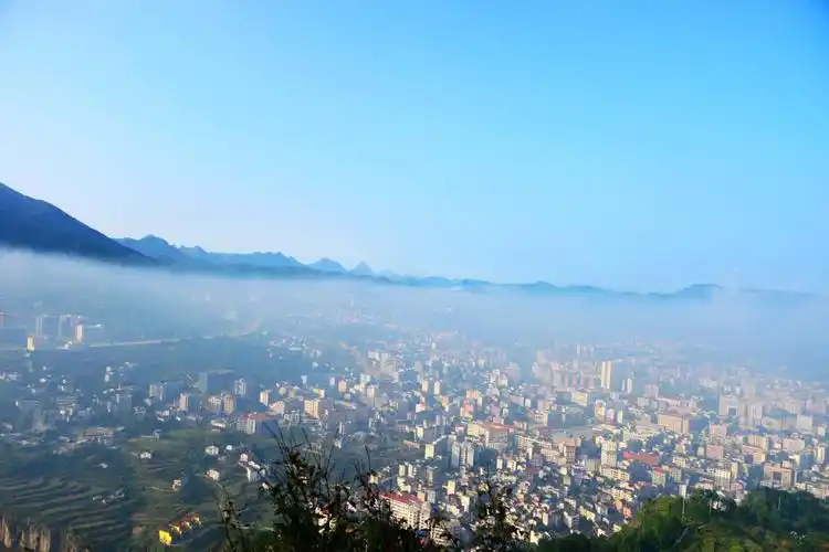 夜幕降临,笔者再次来到永顺县城——岔那廉租房,只见一排新立的路灯交