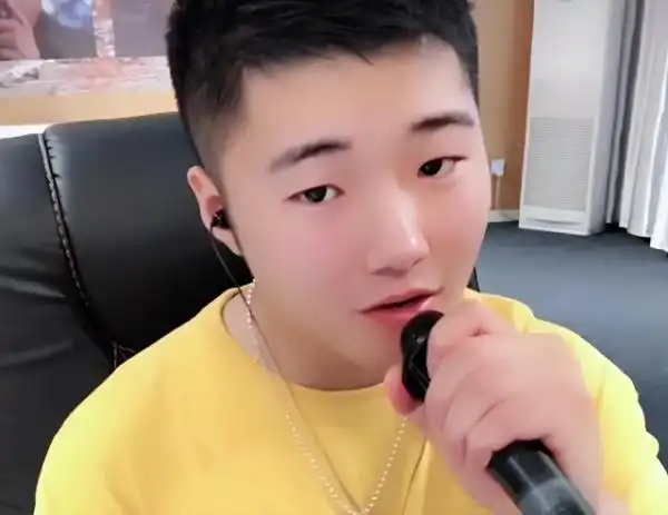 白小白歌手个人资料-网红"白小白"自曝结婚后,妻子正脸照被扒出,好友