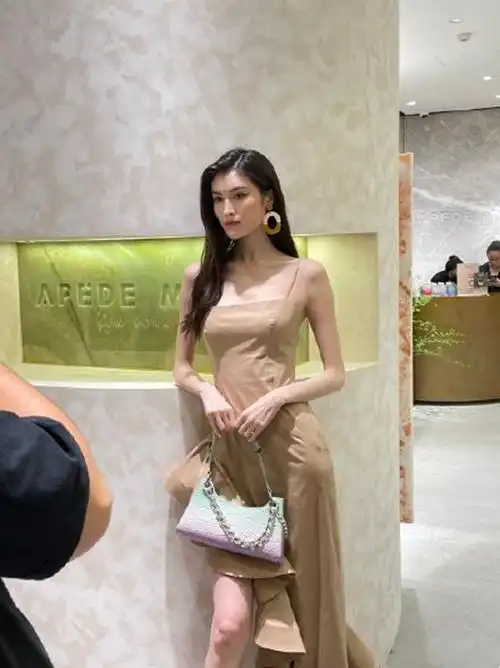 何穗身高1米78体重刚过百斤穿吊带裙真美看完我也想去健身房