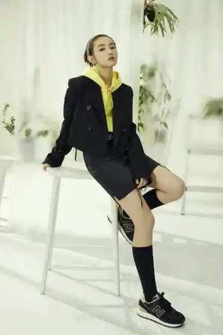 张子枫搭配粉色连衣裙身材比例三七分看不出只有1米6