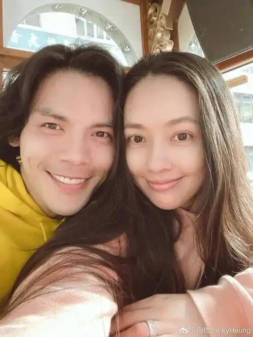 郭碧婷眼神无光,素颜变少妇,向佐带她狂热秀恩爱,网友:别装了_桌子